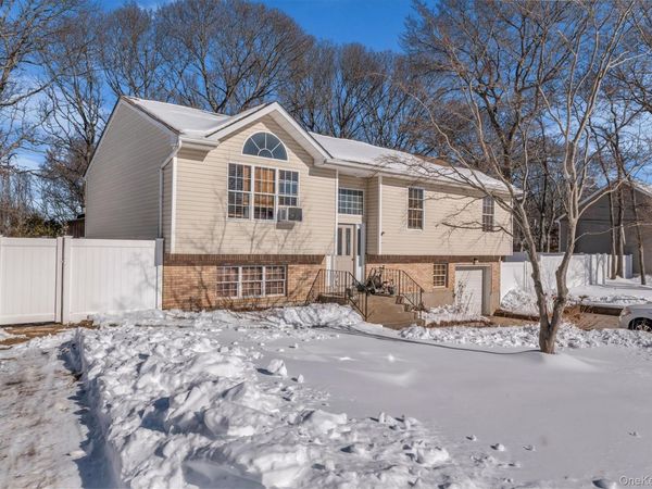 19 Summit , Farmingville, NY 11738