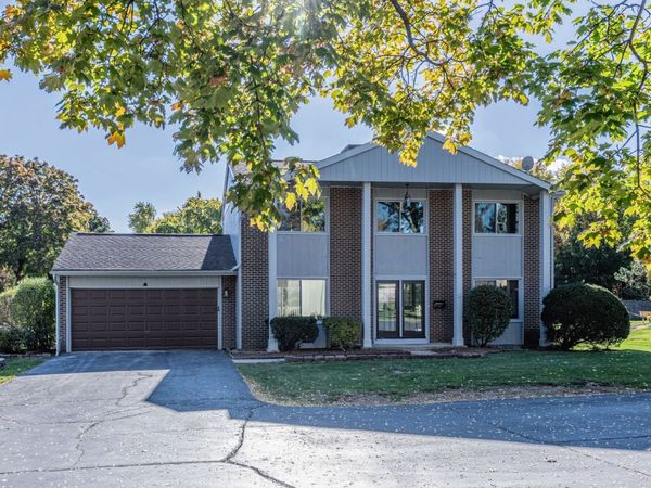 380 Ventura Club Drive, Roselle, IL 60172