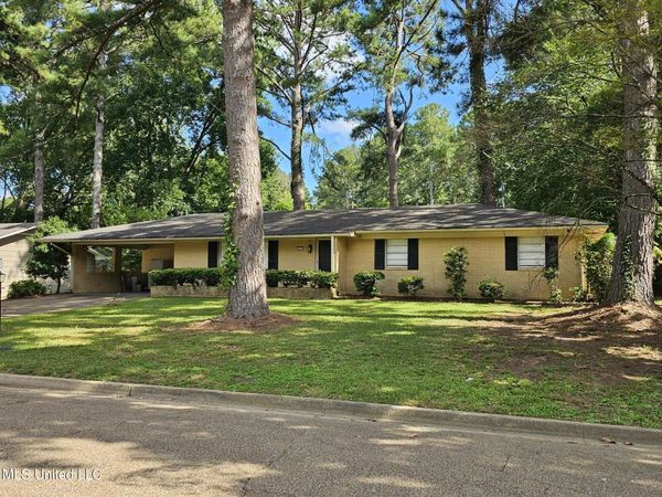 827 Briarfield Road, Jackson, MS 39211