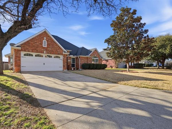 840 Forest Hollow Drive, Hurst, TX 76053