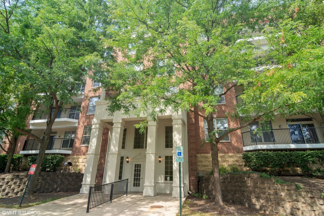 3135 Town Square Drive, Unit 401, Rolling Meadows, IL 60008 Main Photo