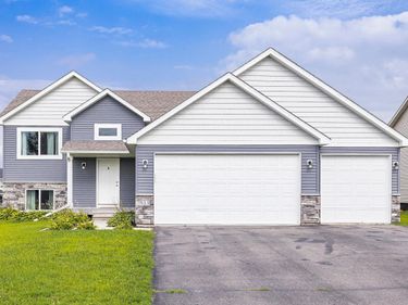 933 Cobblestone Lane, Belle Plaine, MN 56011