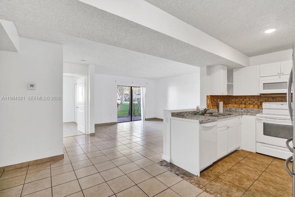 351 Palm Way , Unit 108, Pembroke Pines, FL 33025 Photo
