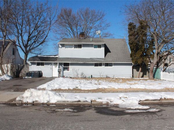118 Bucket Lane, Levittown, NY 11756