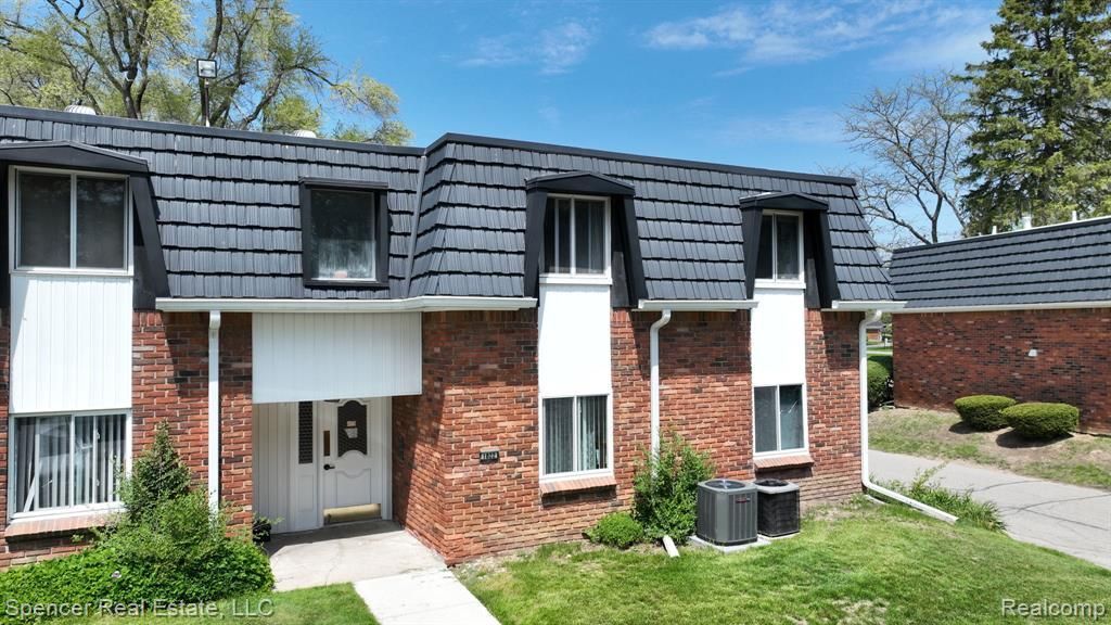 1822 Colonial Village Way, Waterford Township, MI 48328 Main Photo