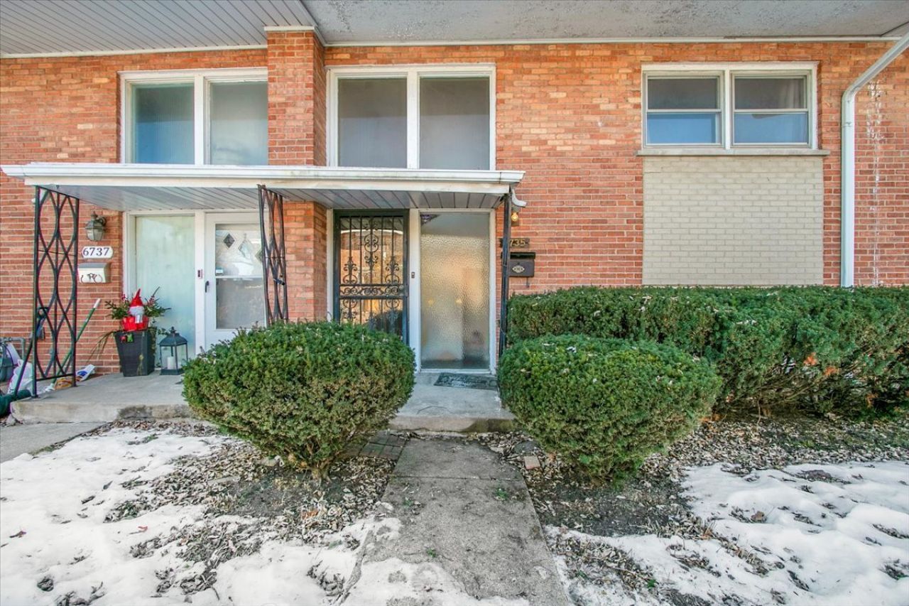 6735 N Lawndale Avenue, Lincolnwood, IL 60712 Main Photo
