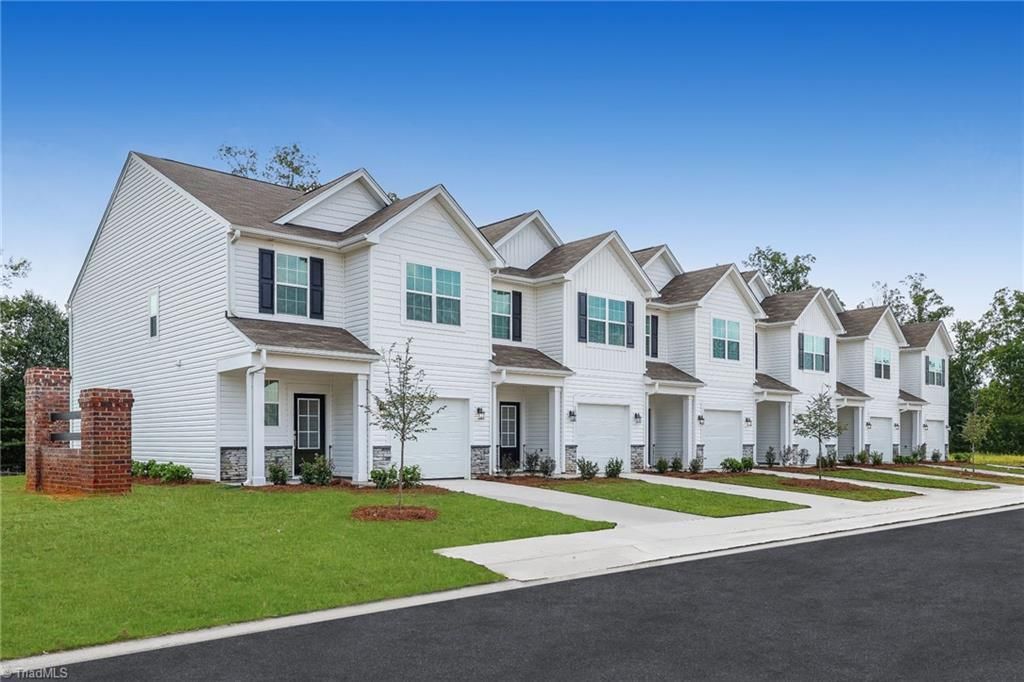 1807 Pheasant Trace Circle, Kernersville, NC 27284 Main Photo