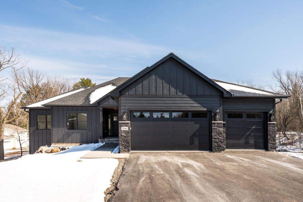 3916 McMenemy Street , Vadnais Heights, MN 55127