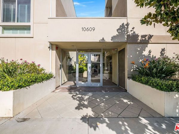 10609 Bloomfield Street, Unit 305, Toluca Lake, CA 91602