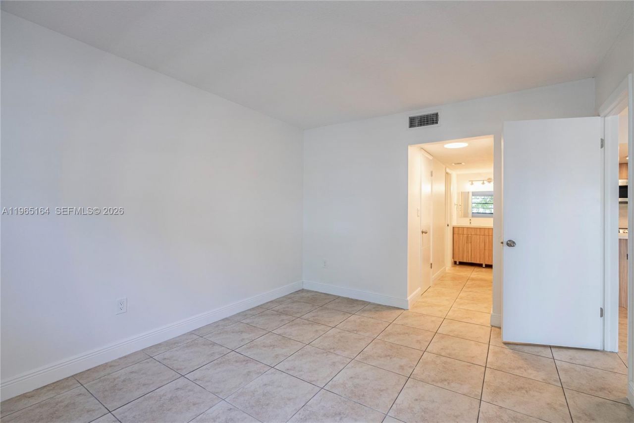 995 SW 84th Ave, Unit 203, Miami, FL 33144 Photo
