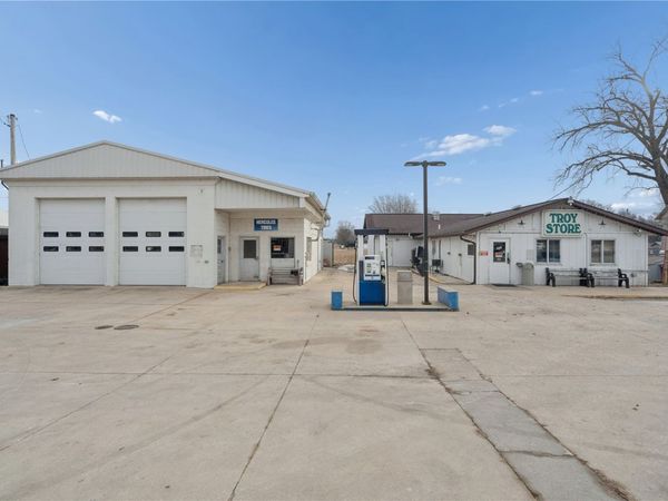 5913 Troy Mills Rd, Coggon, IA 52218