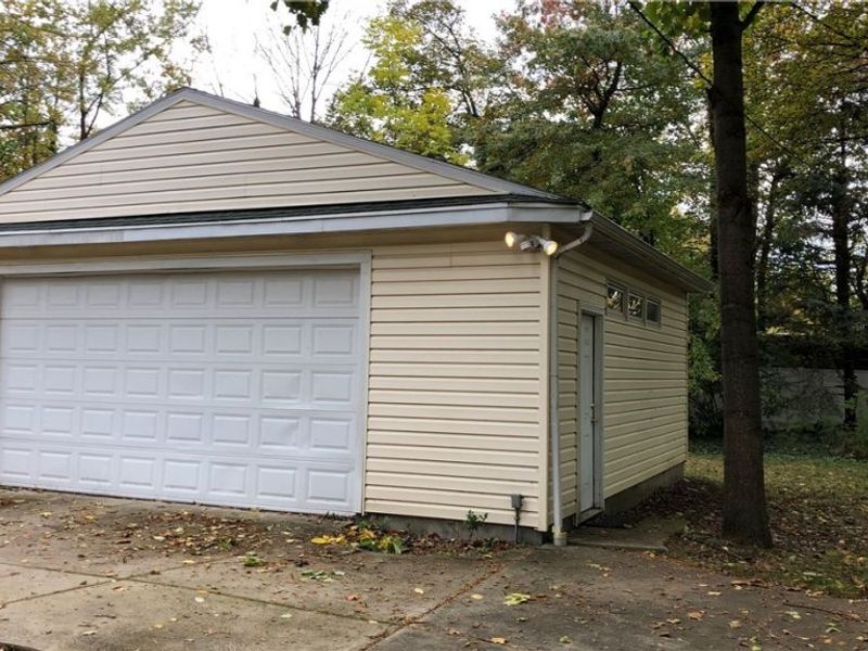 952 Oxford Road, Cleveland, OH 44121 Photo 4