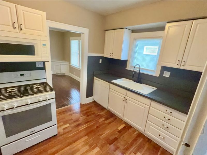 952 Oxford Road, Cleveland, OH 44121 Photo 5