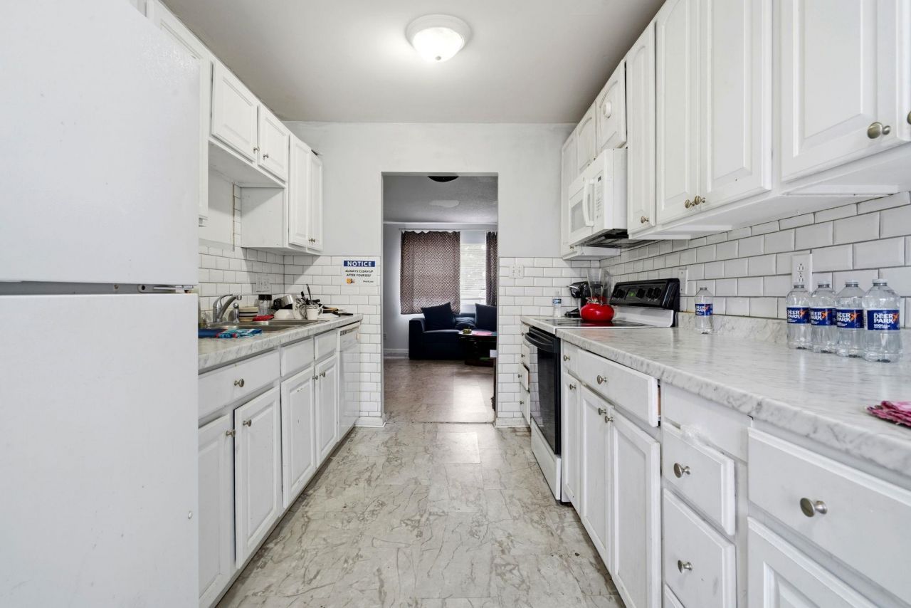 2000 Greens Blvd.  Photo 10