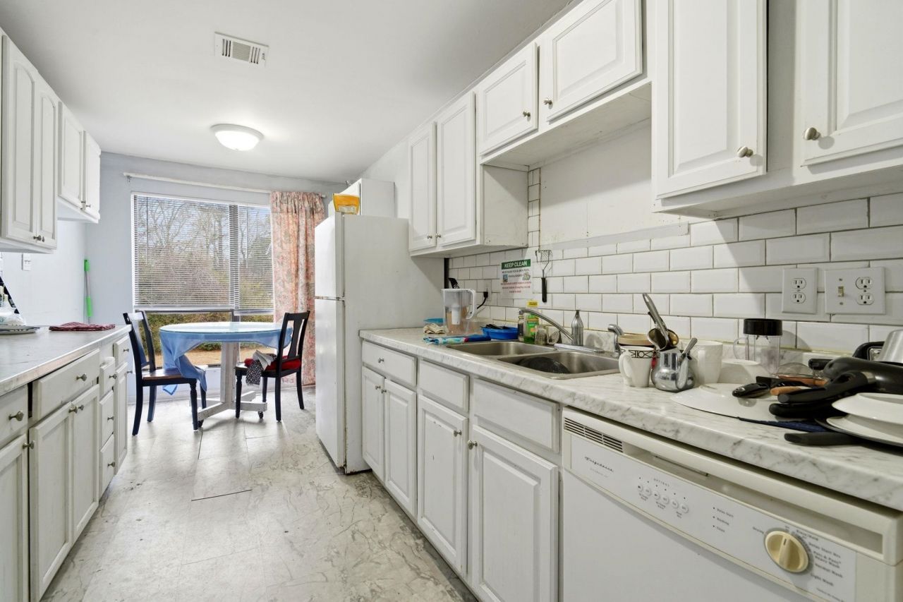 2000 Greens Blvd.  Photo 8