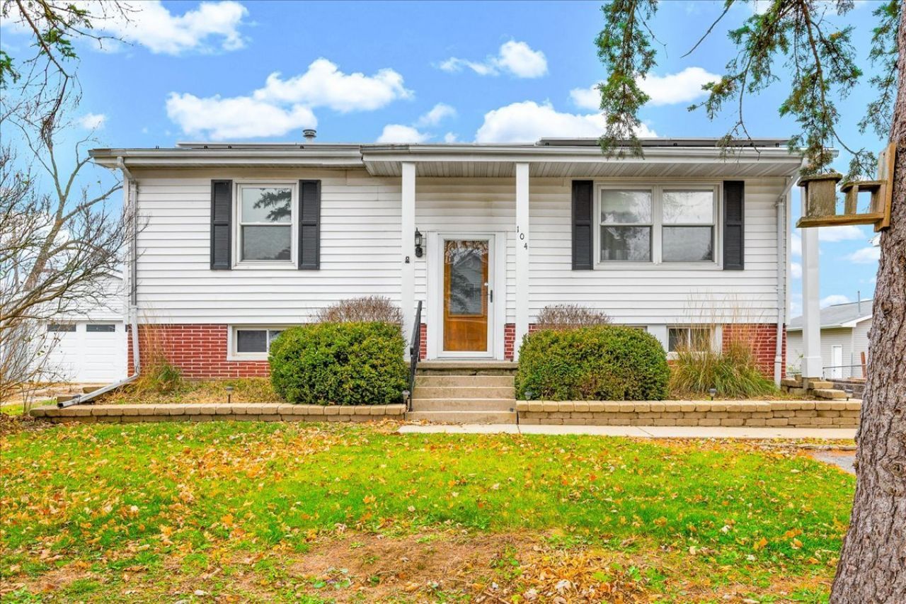 104 E Douglas Street, Carlock, IL 61725 Main Photo