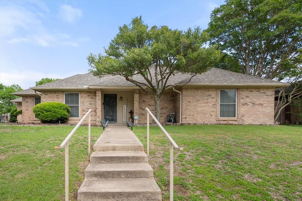 10124 Stoneleigh Drive, Benbrook, TX 76126 Main Photo