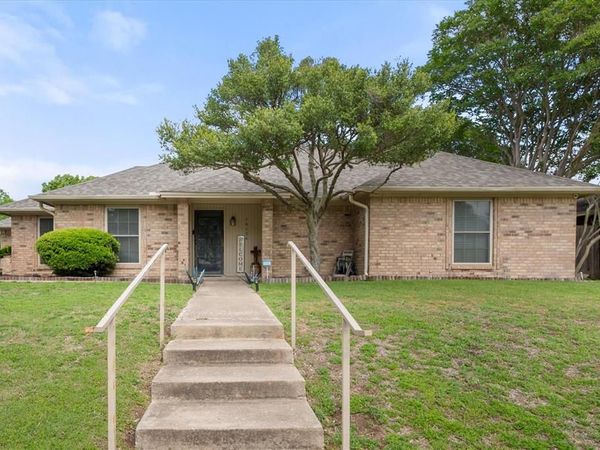 10124 Stoneleigh Drive, Benbrook, TX 76126