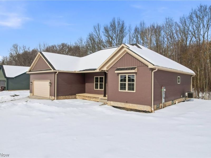 2310 Wilshire Drive, Cortland, OH 44410 Photo 2