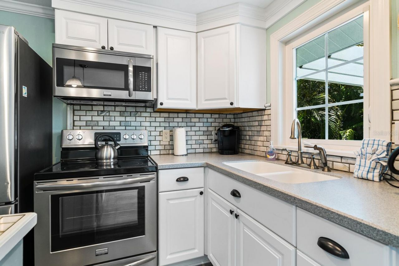 305 57th Street, Unit B, Holmes Beach, FL 34217 Photo