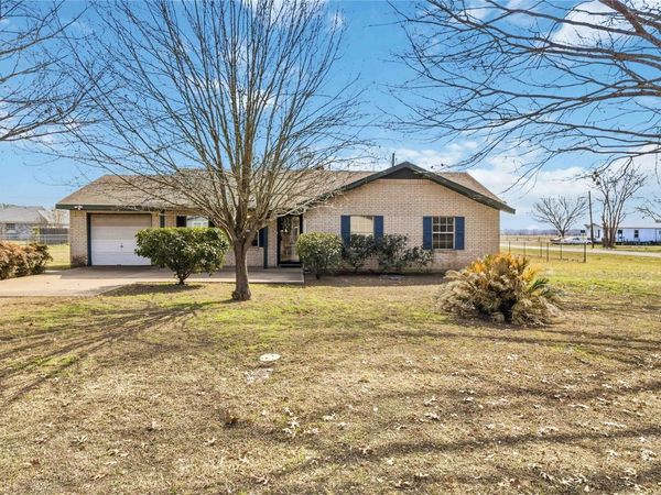 405 Lynch ST, Smithville, TX 78957