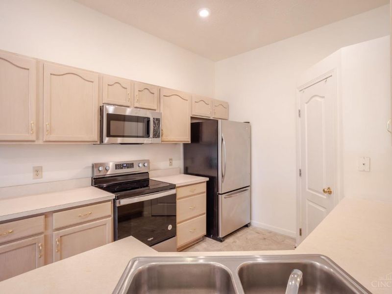 810 Southmeadow Circle, Unit 302, Cincinnati, OH 45231 Photo 11