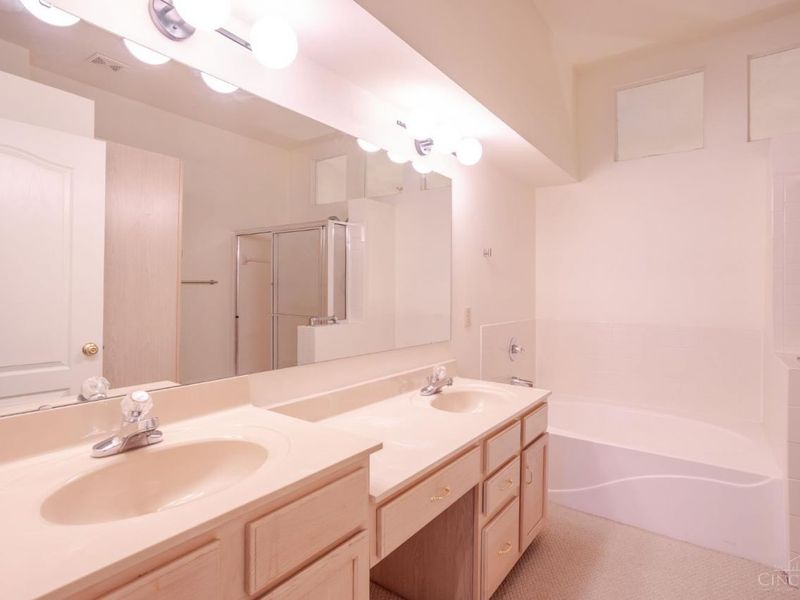 810 Southmeadow Circle, Unit 302, Cincinnati, OH 45231 Photo 16