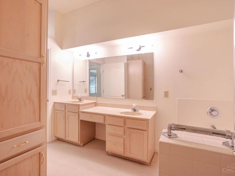 810 Southmeadow Circle, Unit 302, Cincinnati, OH 45231 Photo 17