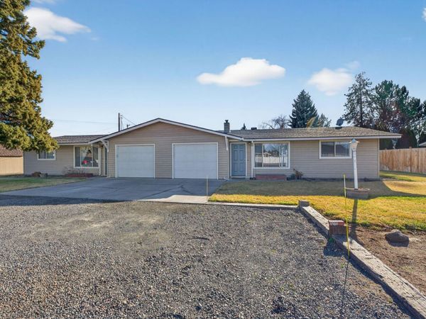 2412 SW Wickiup Avenue, Redmond, OR 97756