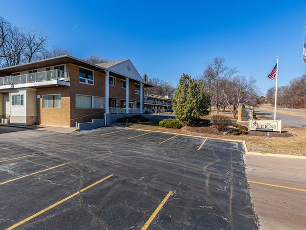 1104 Kimberly Road, Unit 603, Bettendorf, IA 52722