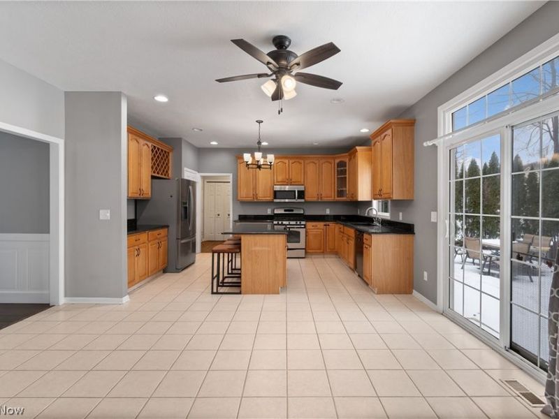 477 Misty Lane, Akron, OH 44321 Photo 7