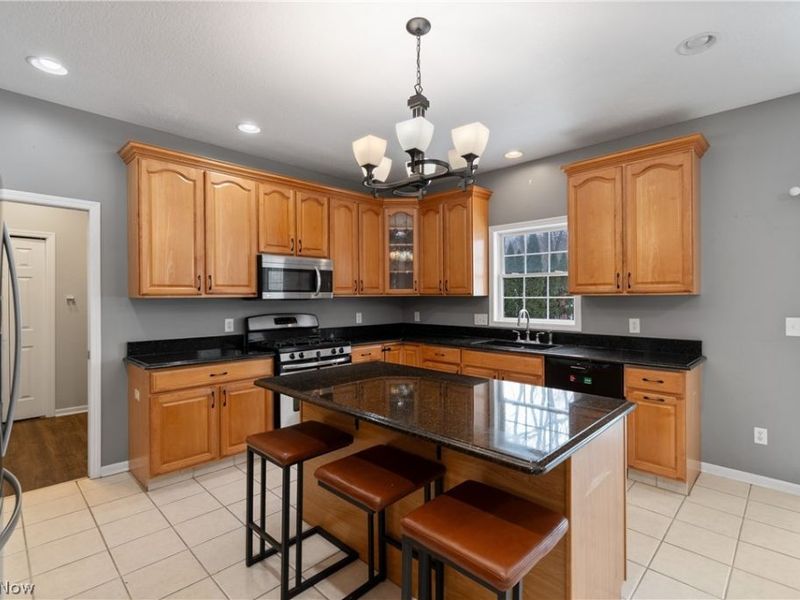 477 Misty Lane, Akron, OH 44321 Photo 8