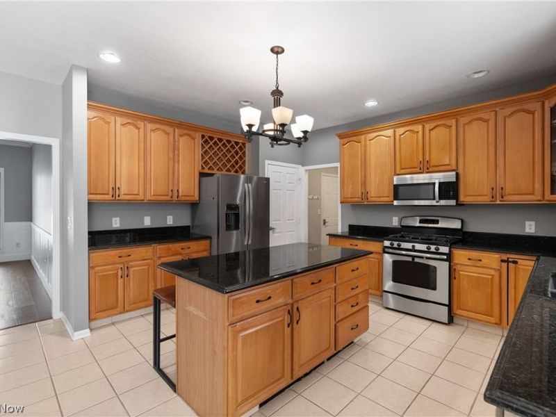 477 Misty Lane, Akron, OH 44321 Photo 9