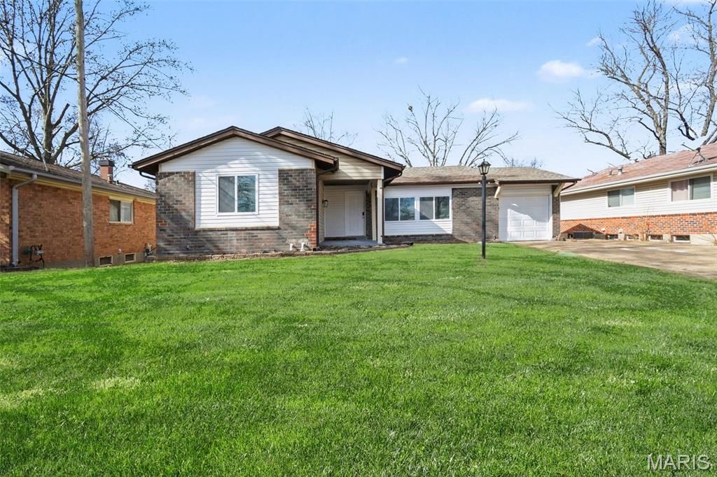 2855 Devonshire Drive, Florissant, MO 63033 Main Photo