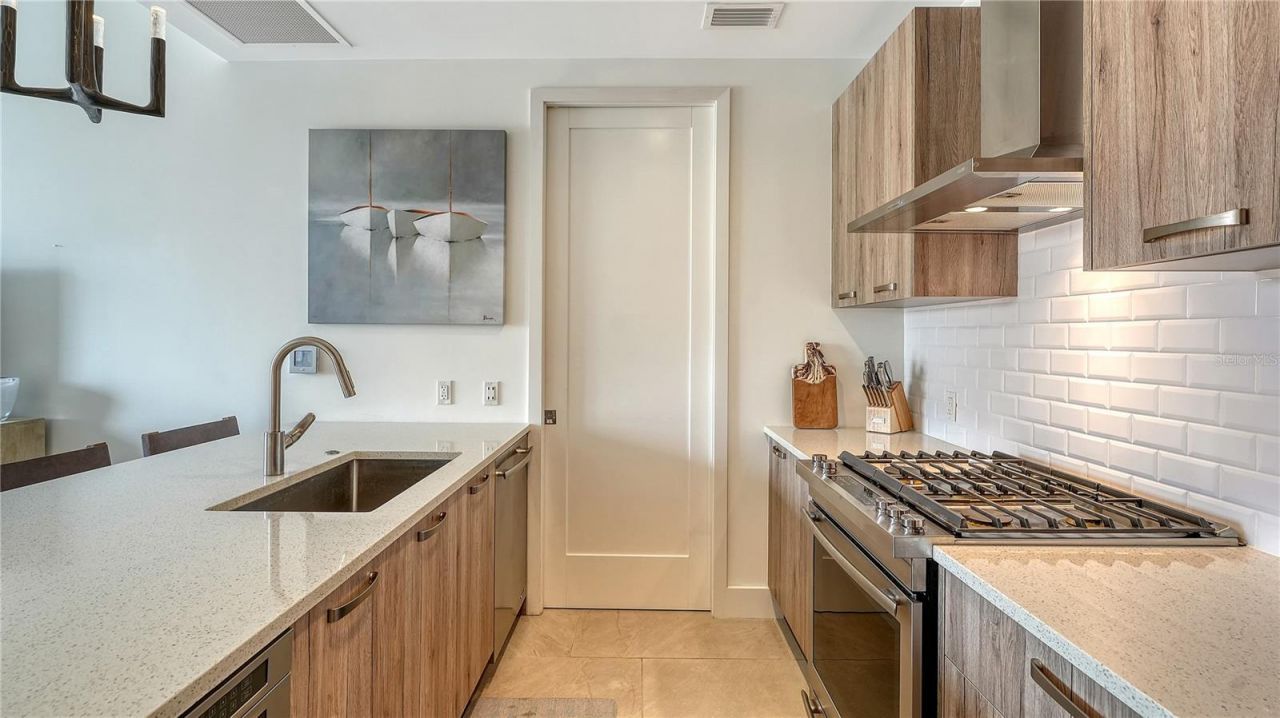 635 S Orange Avenue, Unit 301, Sarasota, FL 34236 Photo