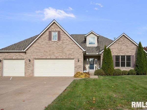 850 W PRICE Street, Eldridge, IA 52748