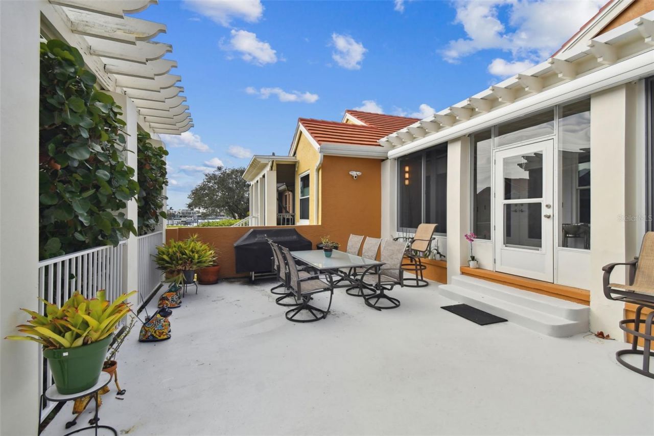 21 Crescent Place S, Saint Petersburg, FL 33711 Photo