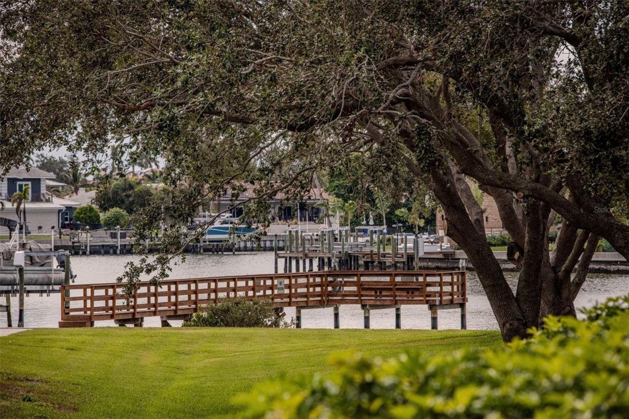 21 Crescent Place S, Saint Petersburg, FL 33711 Photo