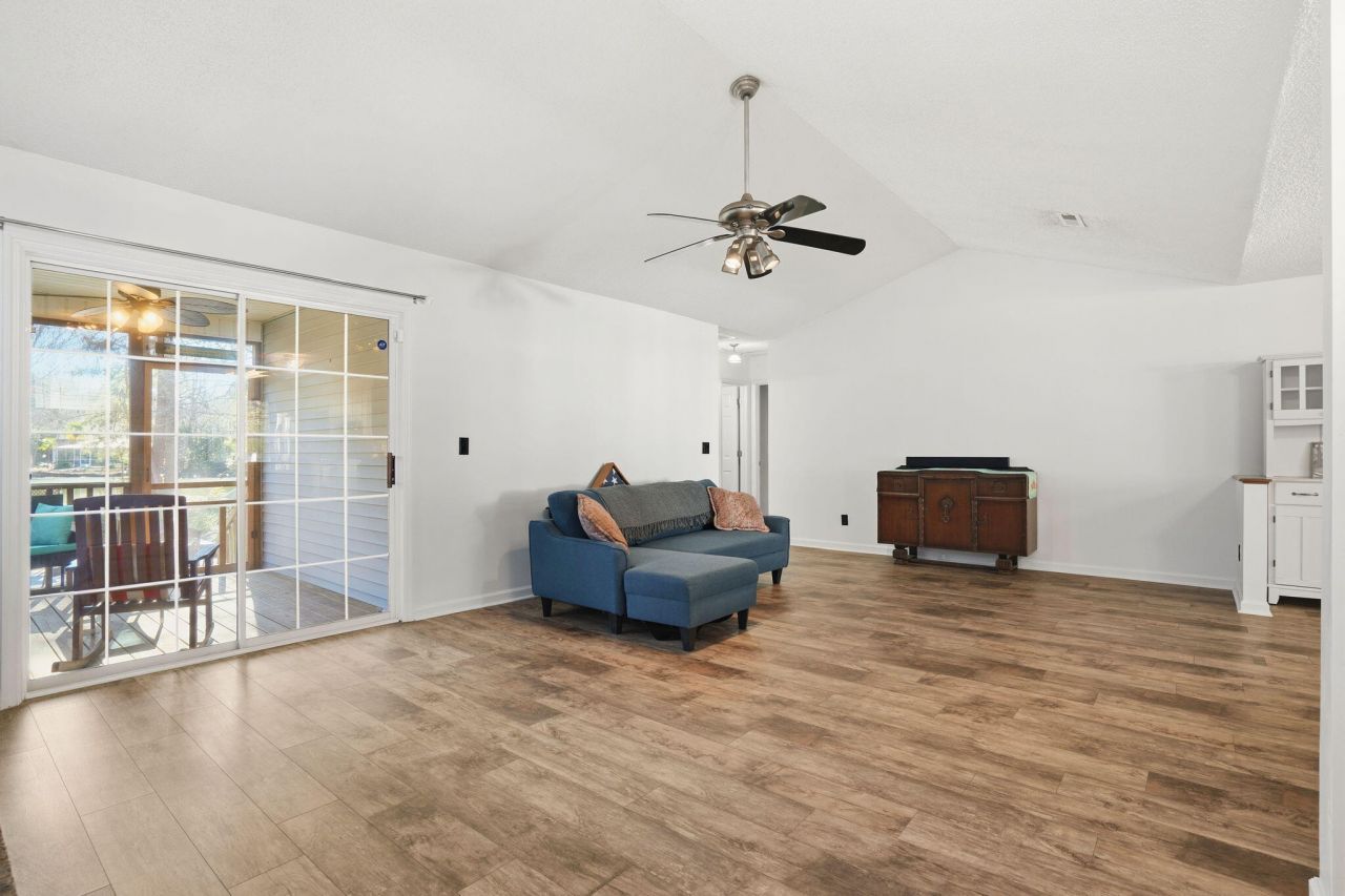 230 Lipman Street Photo 11