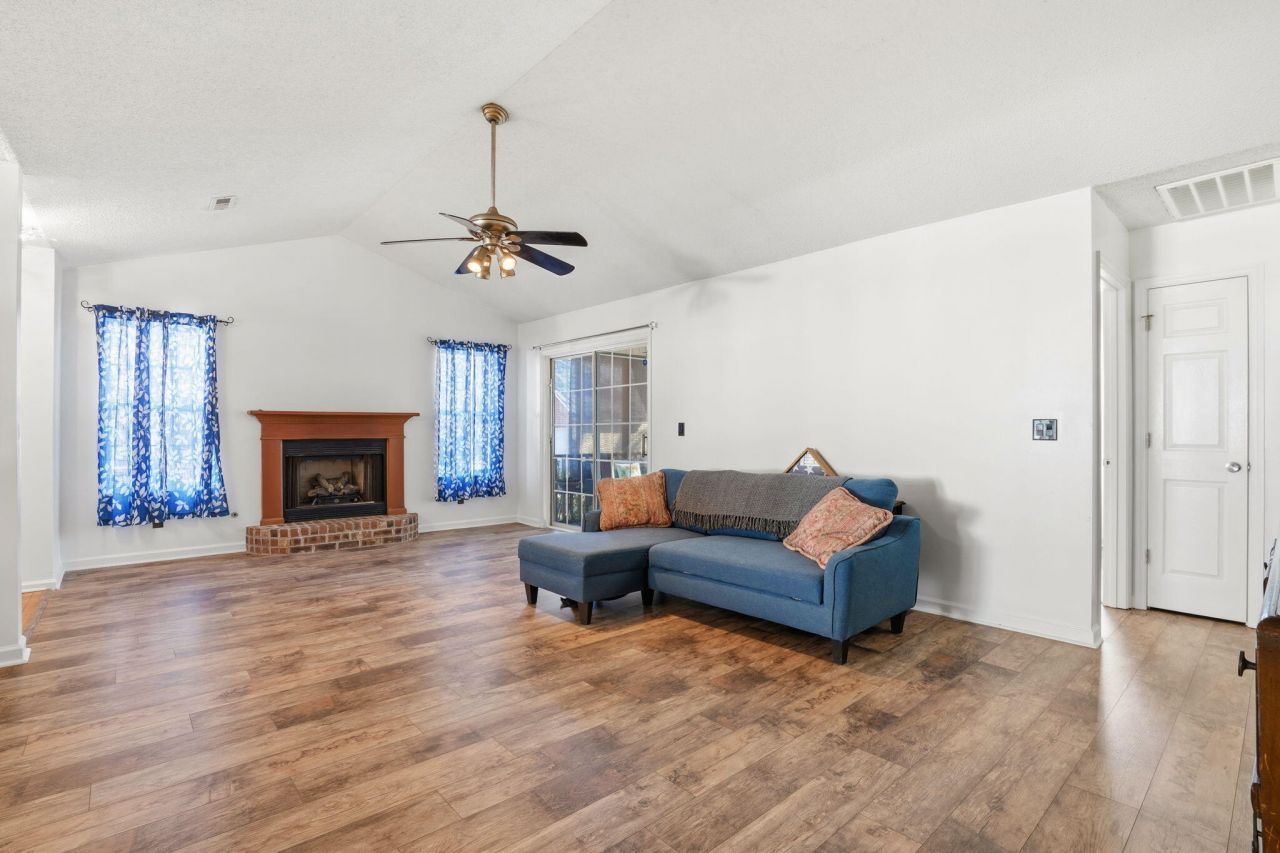 230 Lipman Street Photo 12