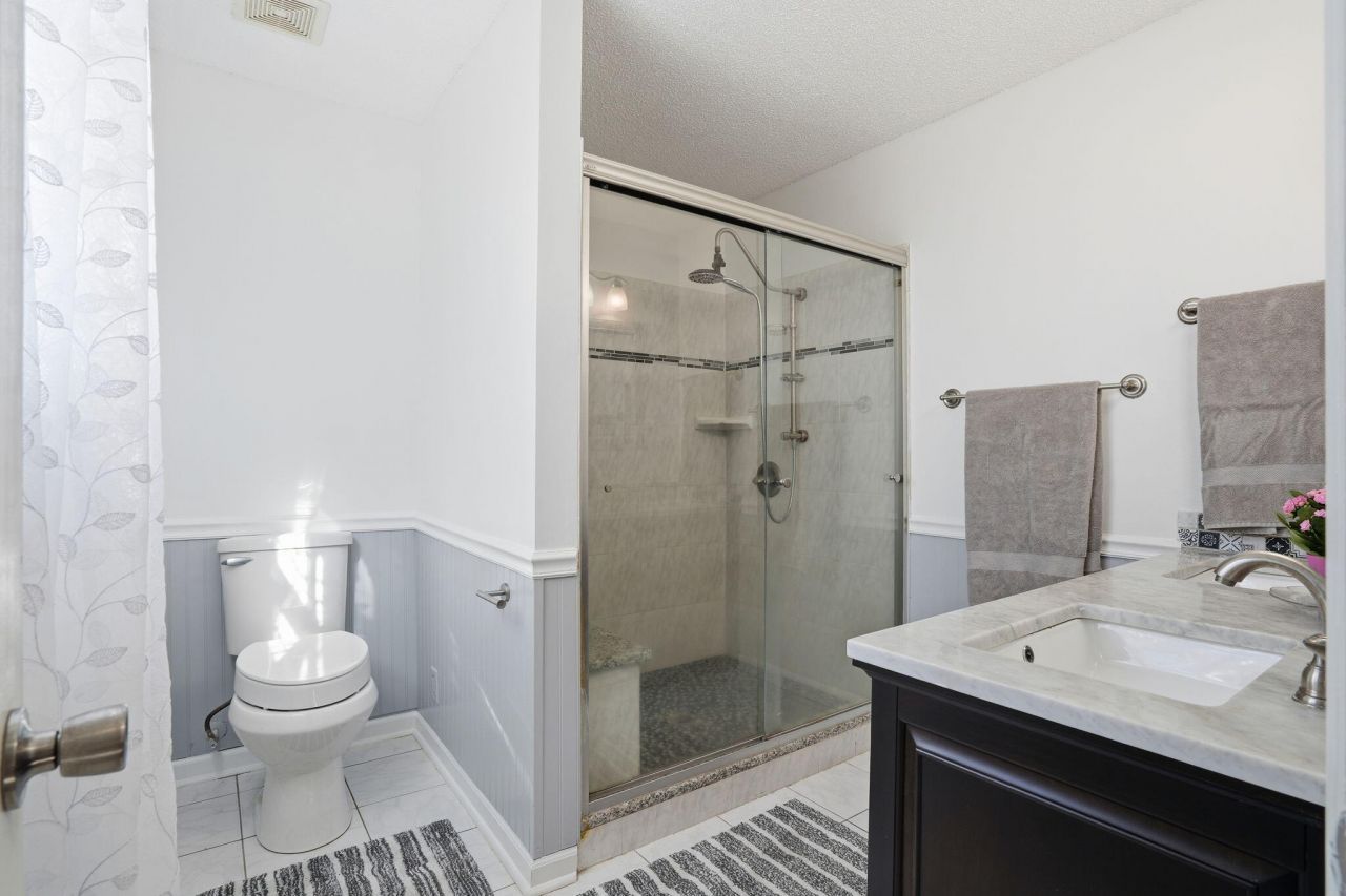 230 Lipman Street Photo 24