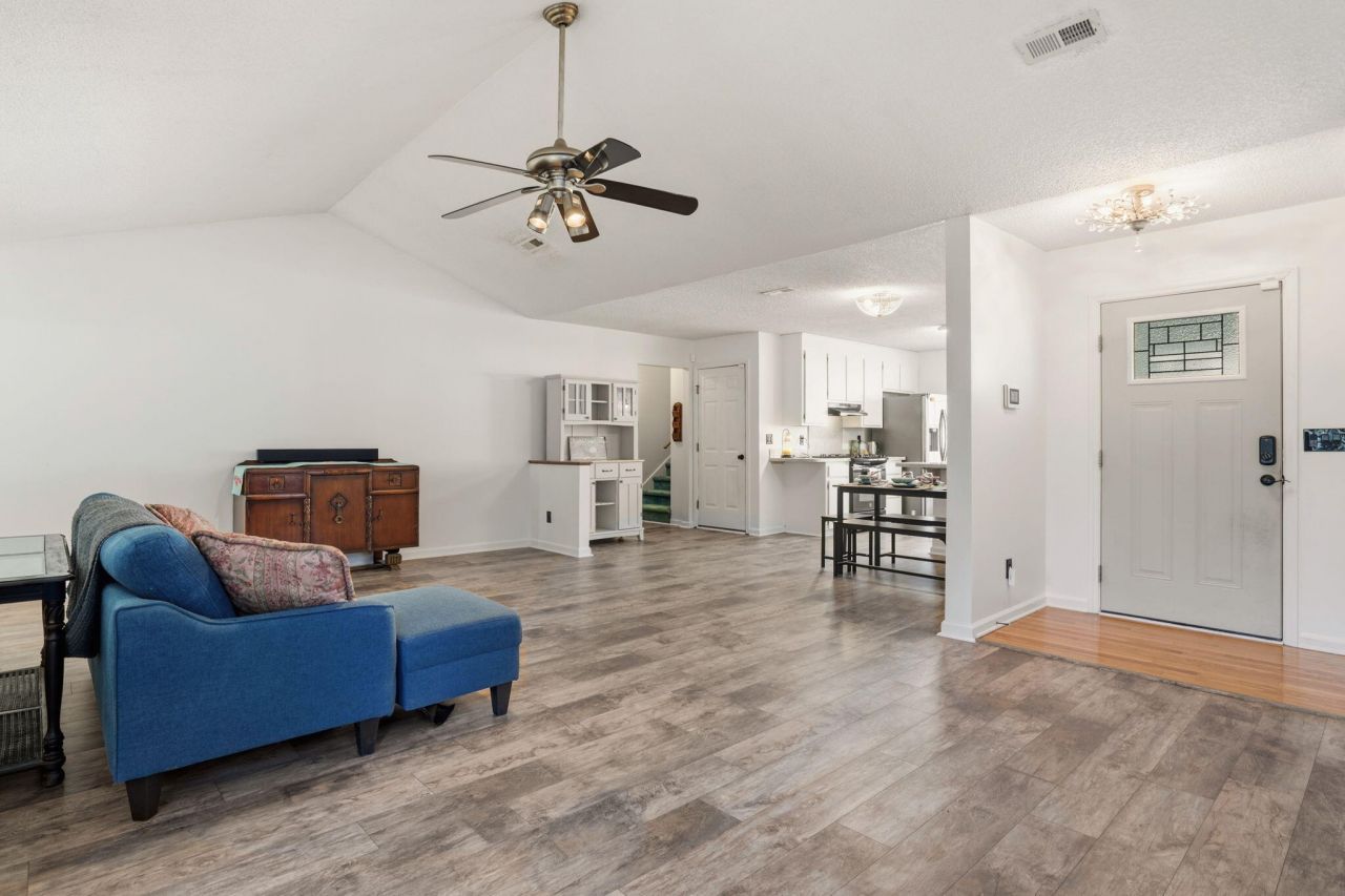 230 Lipman Street Photo 8