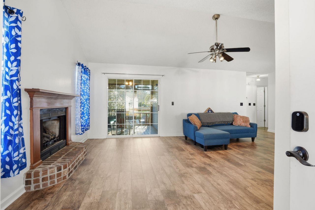 230 Lipman Street Photo 9