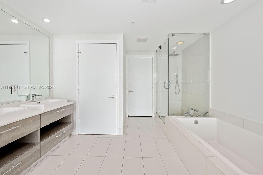 650 NE 32nd St , Unit 2205, Miami, FL 33137 Photo