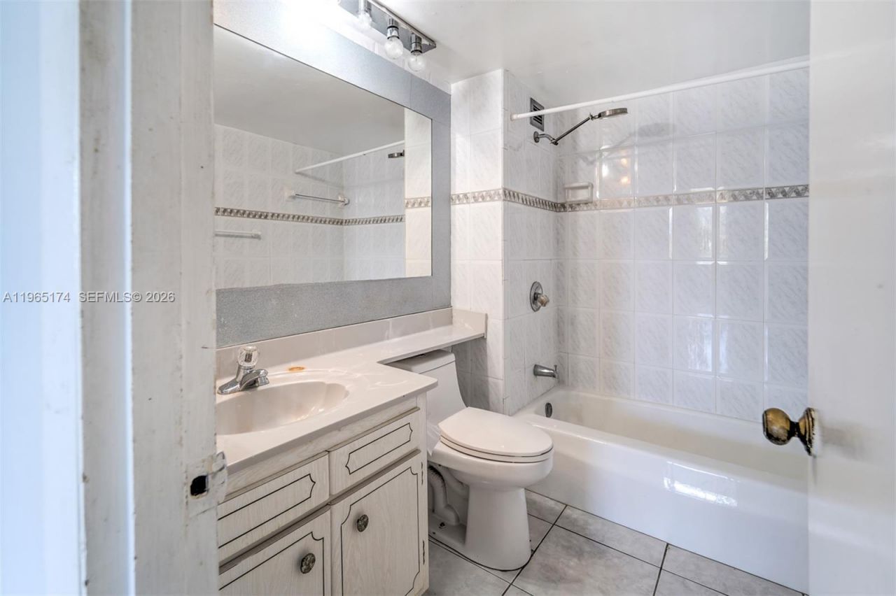 6450 Collins Ave, Unit 202, Miami Beach, FL 33141 Photo