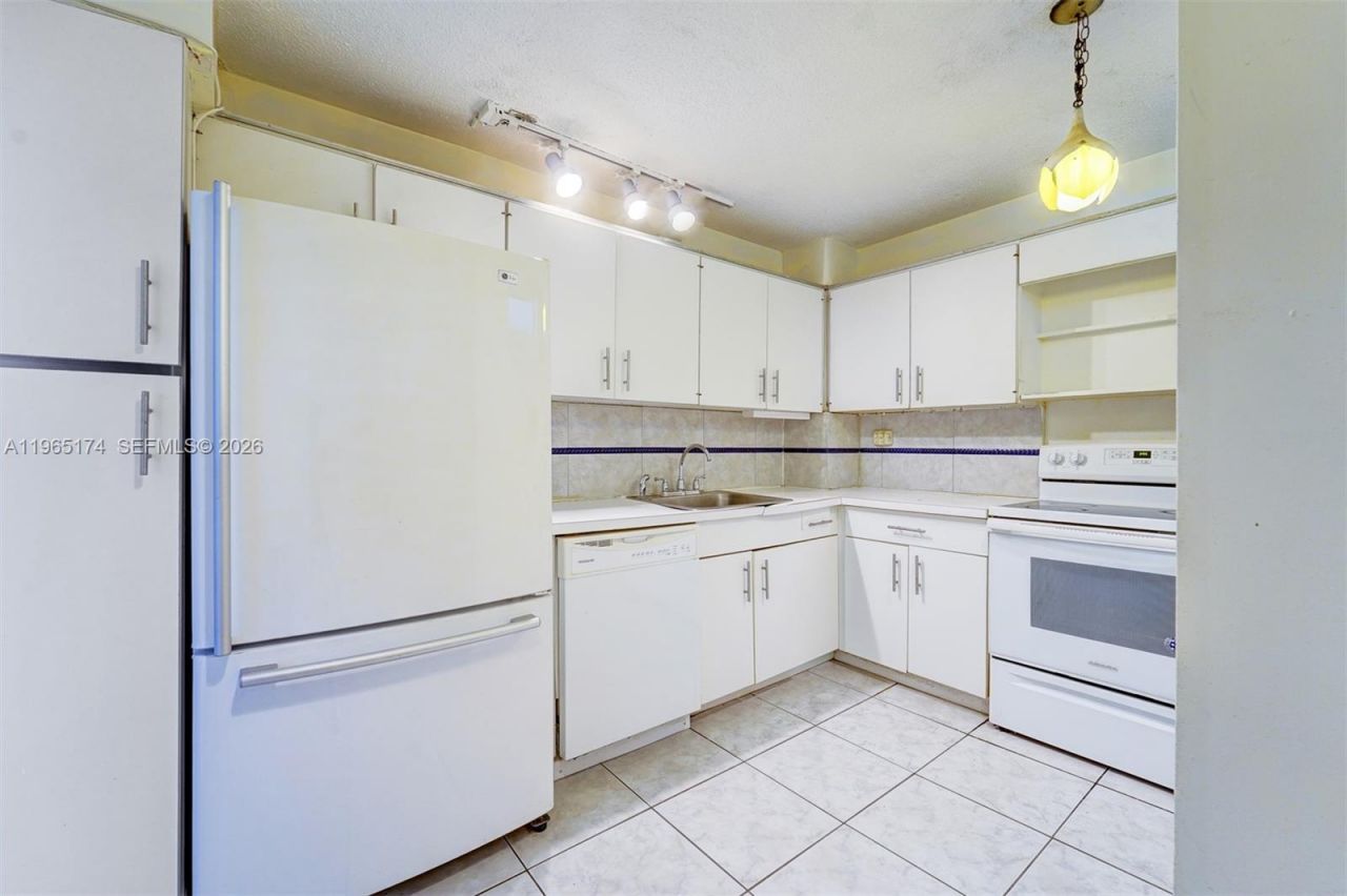 6450 Collins Ave, Unit 202, Miami Beach, FL 33141 Photo