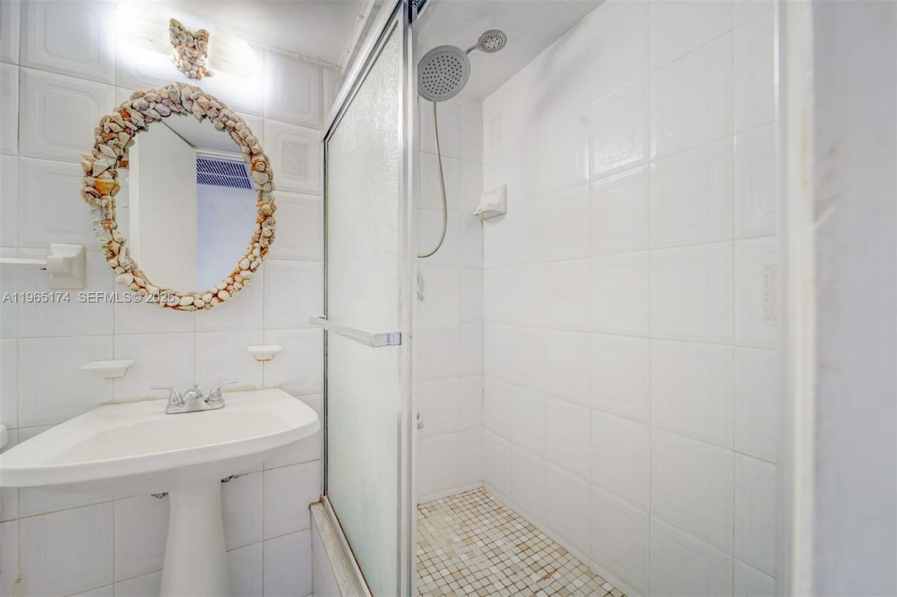 6450 Collins Ave, Unit 202, Miami Beach, FL 33141 Photo