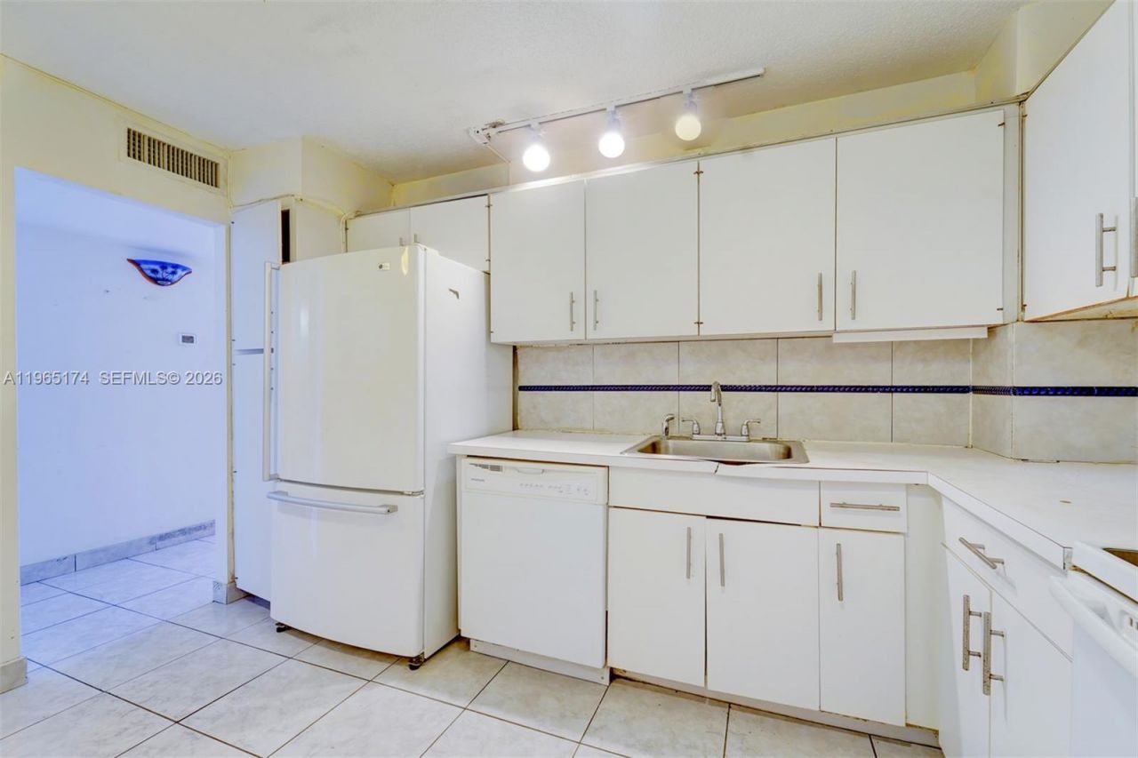 6450 Collins Ave, Unit 202, Miami Beach, FL 33141 Photo