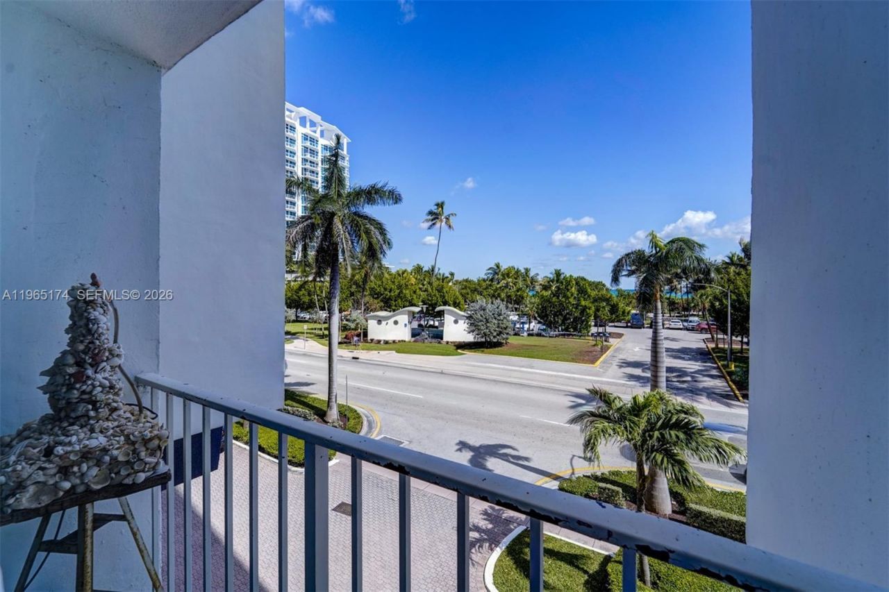 6450 Collins Ave , Unit 202, Miami Beach, FL 33141 Photo