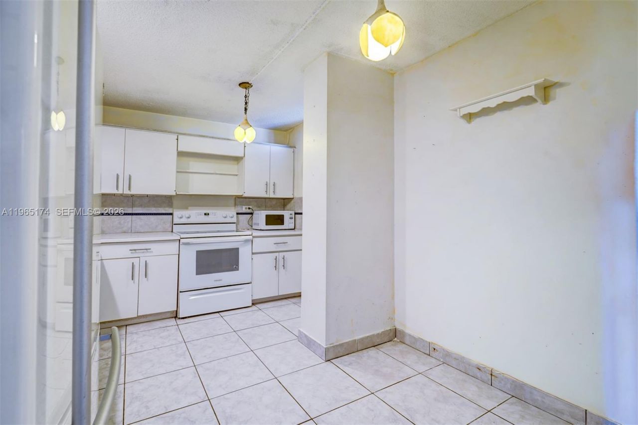 6450 Collins Ave, Unit 202, Miami Beach, FL 33141 Photo